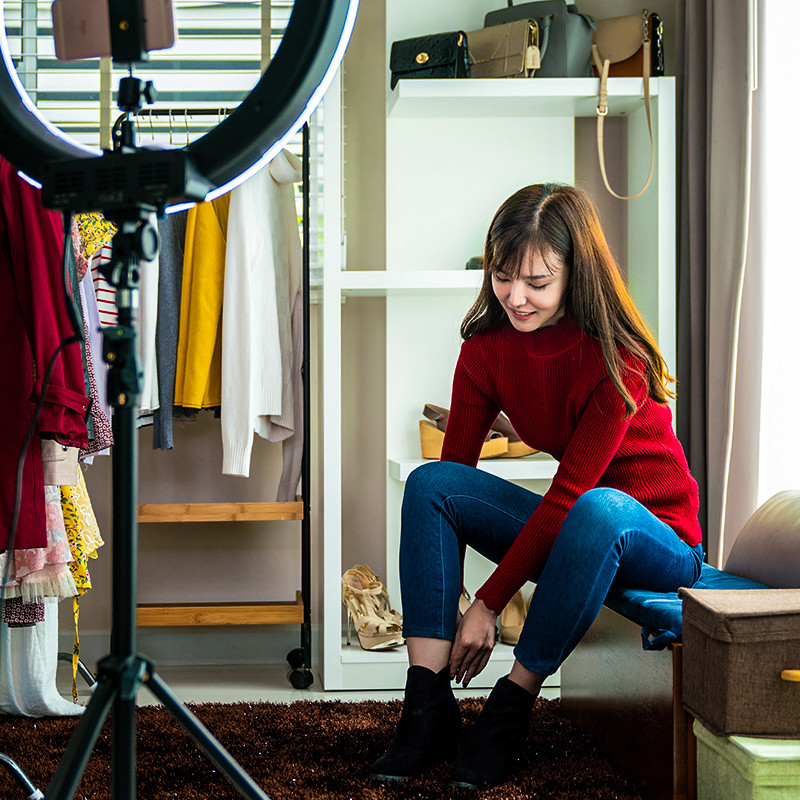 The Unspoken Language of Seams: How Your Clothes Broadcast Your Story