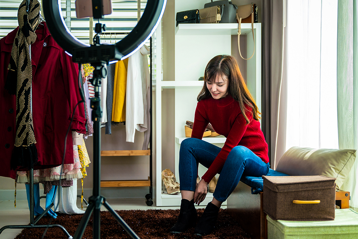 The Unspoken Language of Seams: How Your Clothes Broadcast Your Story